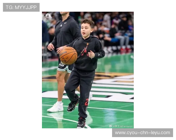 塔图姆空切接球轻松得手，展现顶级篮球技术的魅力